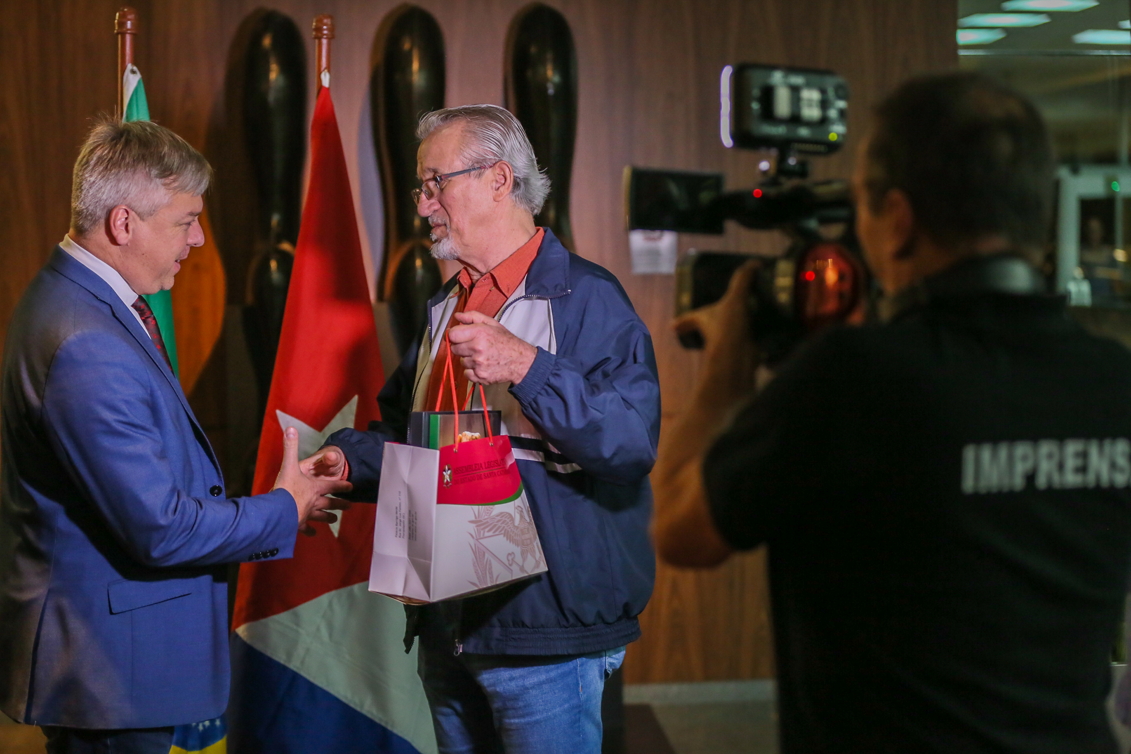 VISITA OFICIAL – Cônsul-geral de Cuba é Recebido na Alesc