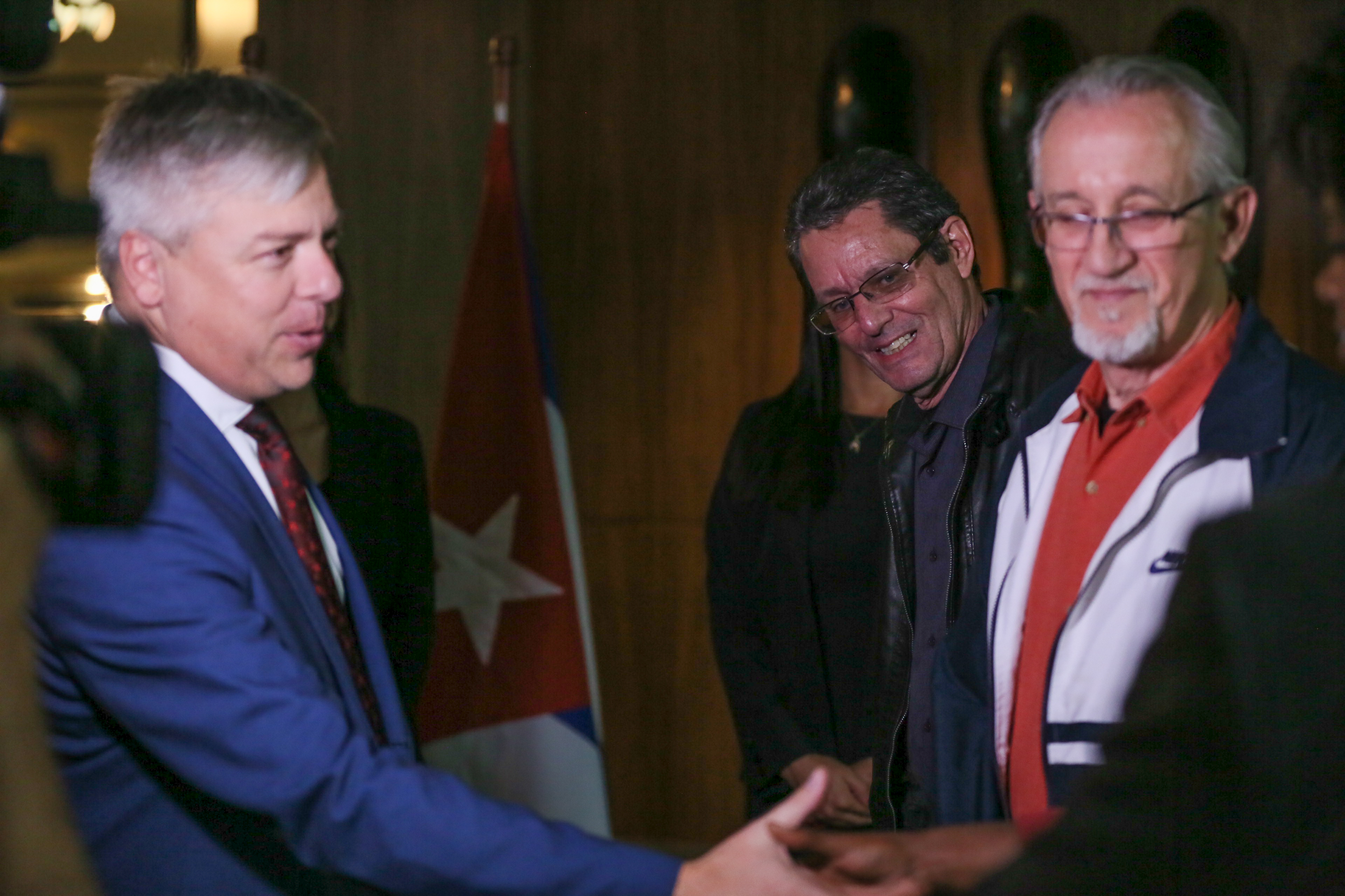 Cônsul-geral de Cuba no Brasil, Pedro Monzón Barata, é recebido na Alesc pelo Deputado Fabiano da Luz (PT).