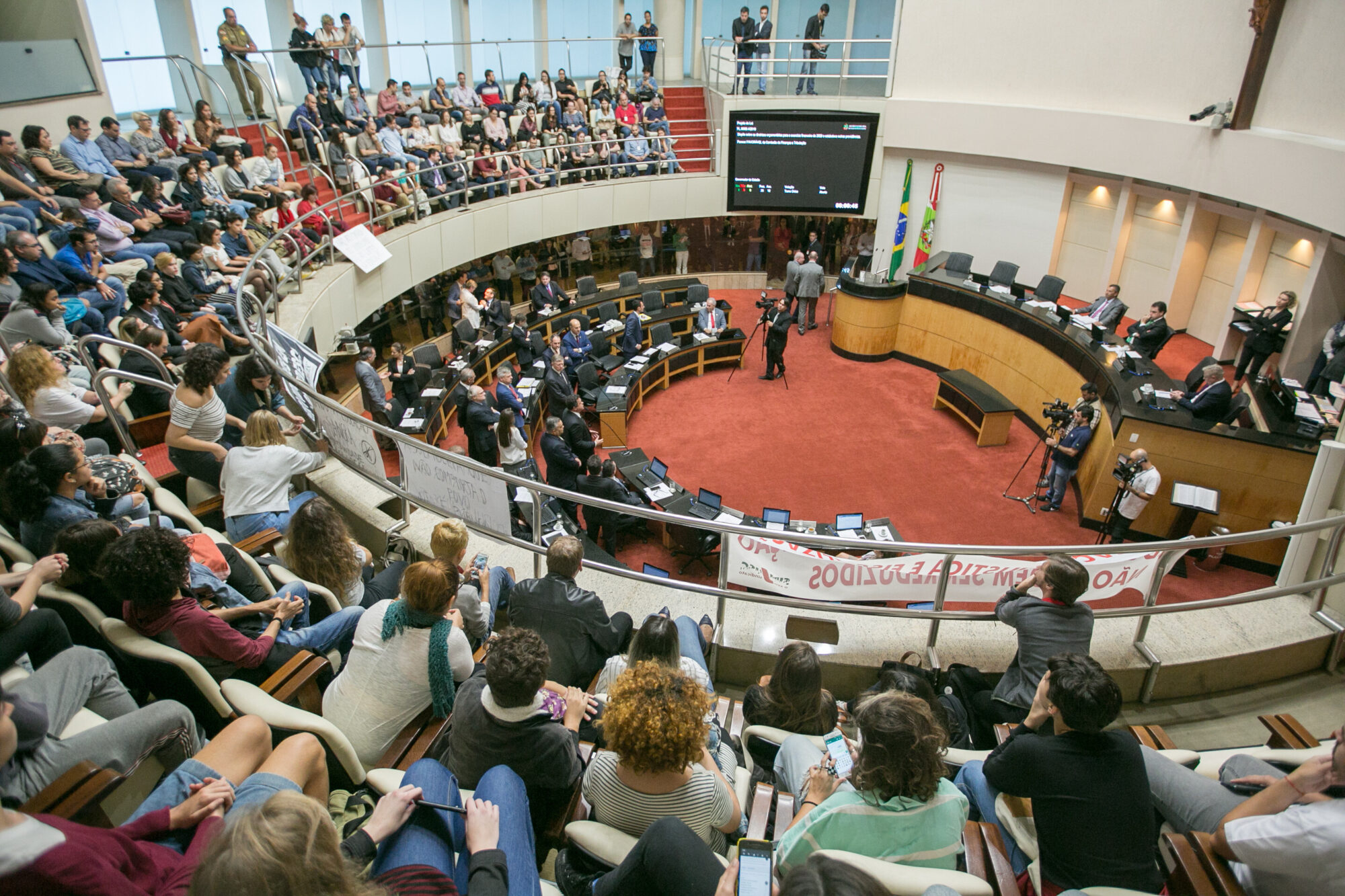 Deputados recompõem duodécimo e propõem debate sobre sobras