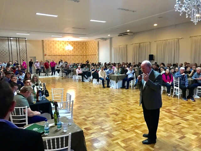 Marcos Vieira palestra para 400 pessoas em São Miguel do Oeste