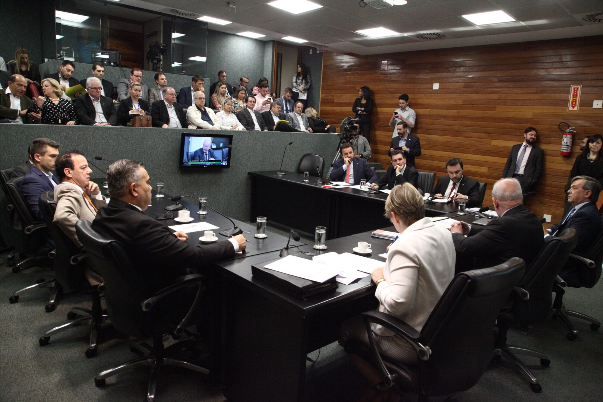Secretário da Fazenda debate isenções fiscais na Comissão de Finanças