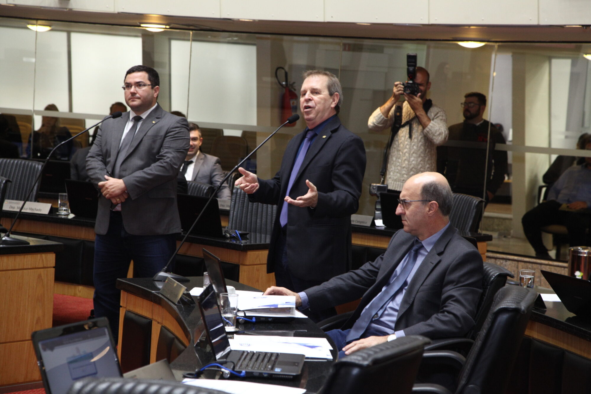 Parlamentares geram embate ideológico no plenário