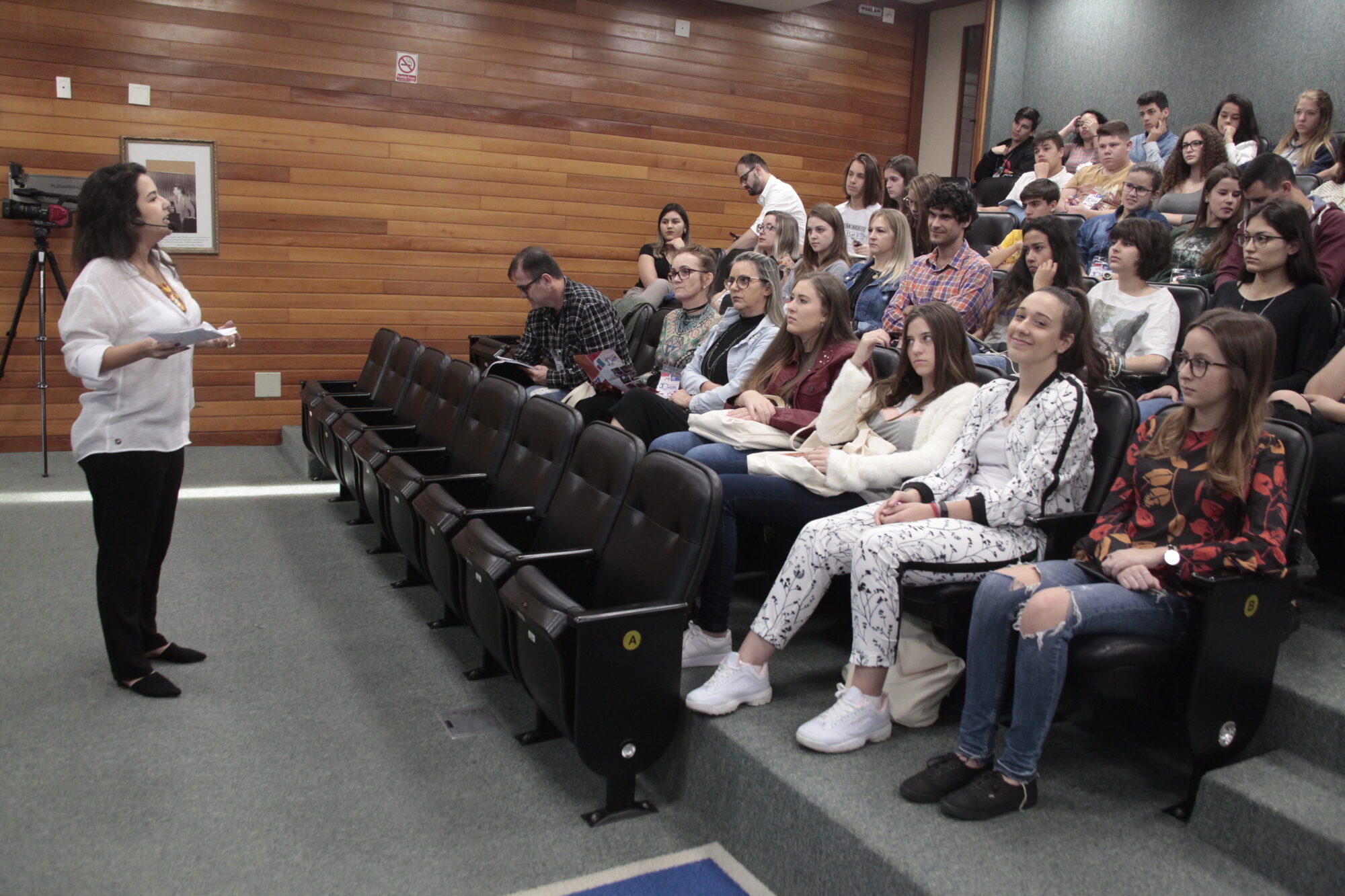 Melissa Figueiredo Silvestre explica aos jovens como fazer pesquisas consistentes e válidas