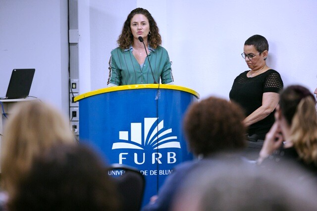 Auditório da Furb recebeu mais uma edição de encontro que debate violência contra mulheres.