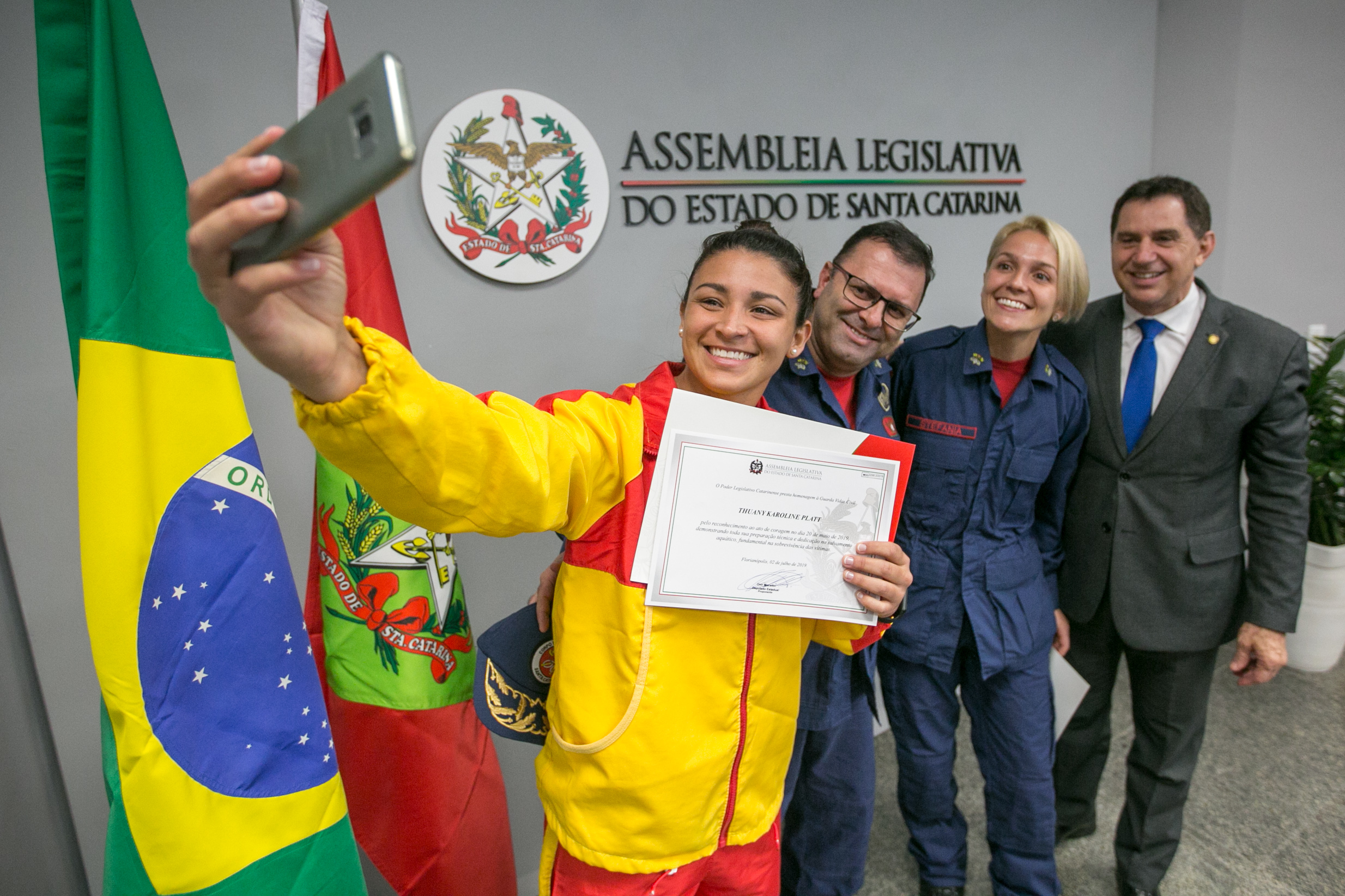 MOÇÃO – Entrega da Moção de aplauso para a guarda-vidas civil Thuany Platt e bombeira Stefania Veit