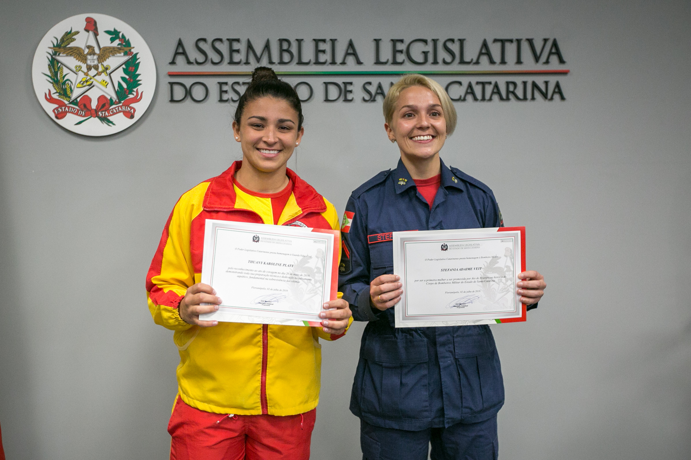 Guarda-vidas civil Thuany Platt e bombeira Stefania Veit