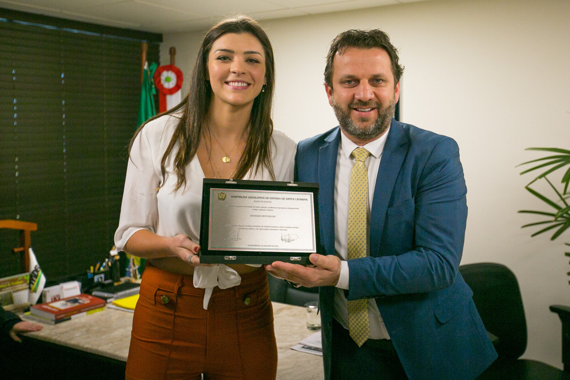 A atleta, natural de Nova Trento, recebe a homenagem das mãos do deputado Jerry Comper
