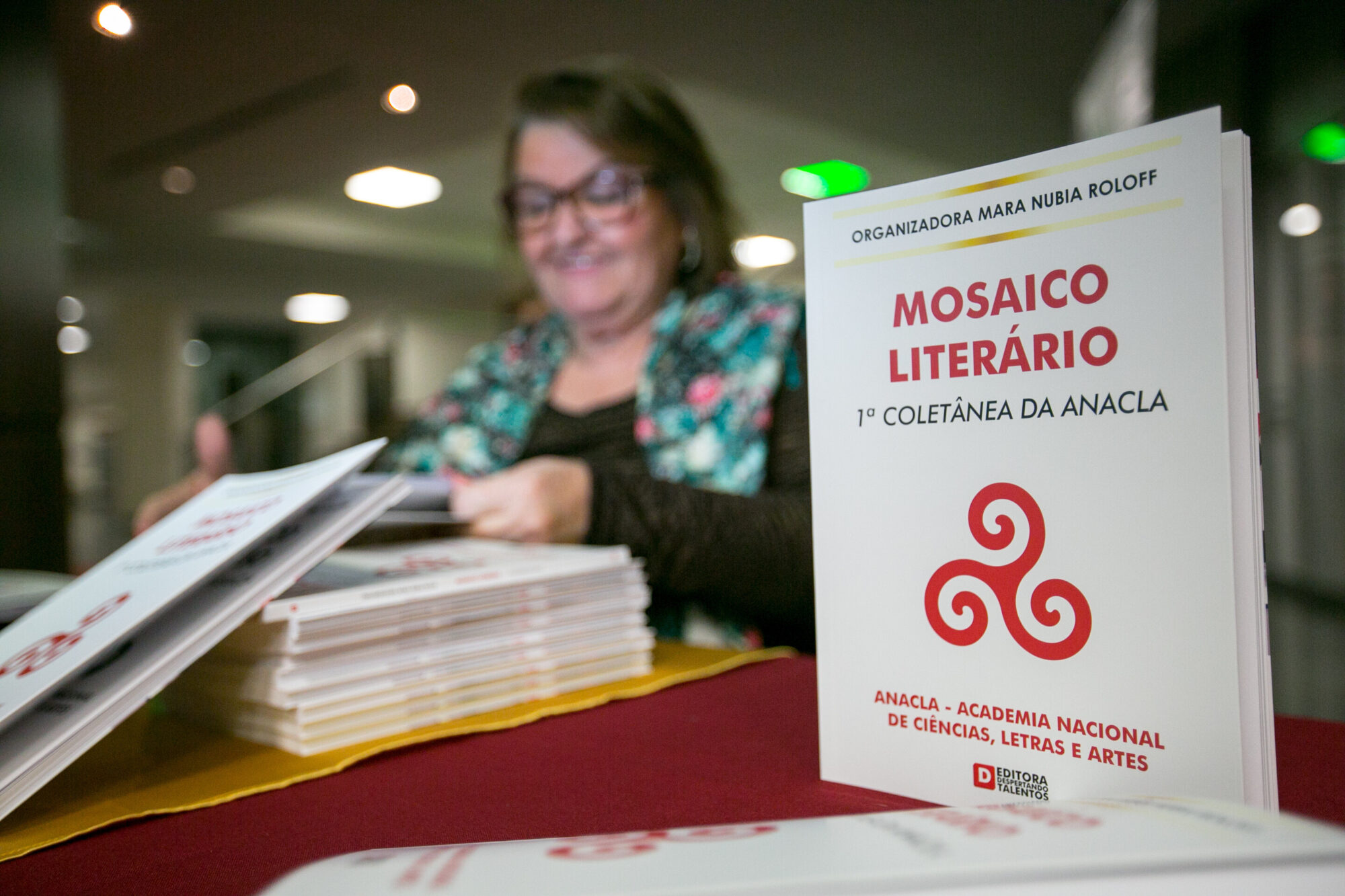 Contista e pesquisadora Mara Núbia Roloff diz que o livro Mosaico Literário será um companheiro para todas as horas
