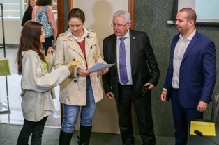 Deputada Marlene Fengler recebe carta aberta de estudantes.