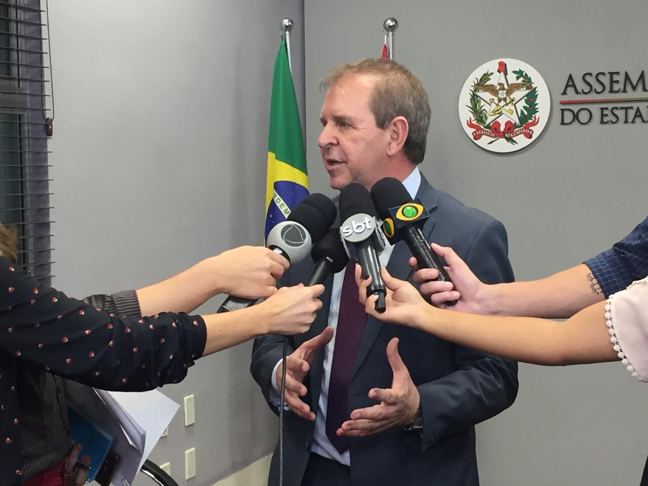 Deputado Mauricio Eskudlark, líder do governo, concede entrevista após a aprovação dos projetos. FOTO: Divulgação