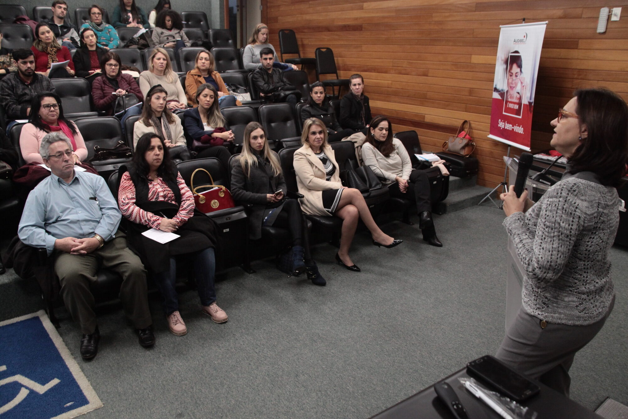 Fonoaudióloga Luciana Cigana proferiu palestra sobre aparelhos auditivos
