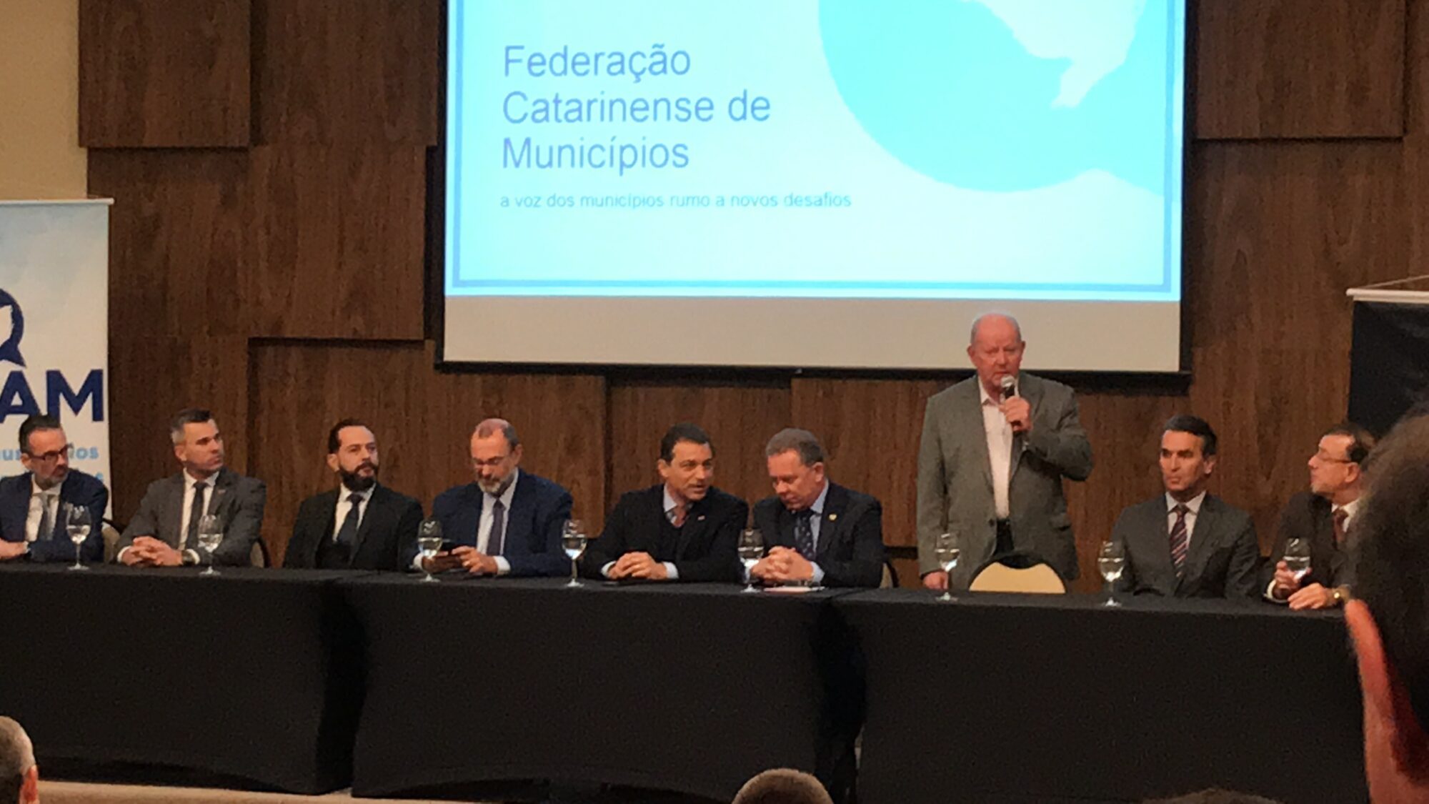Deputado Marcos Vieira em evento da Fecam em São José