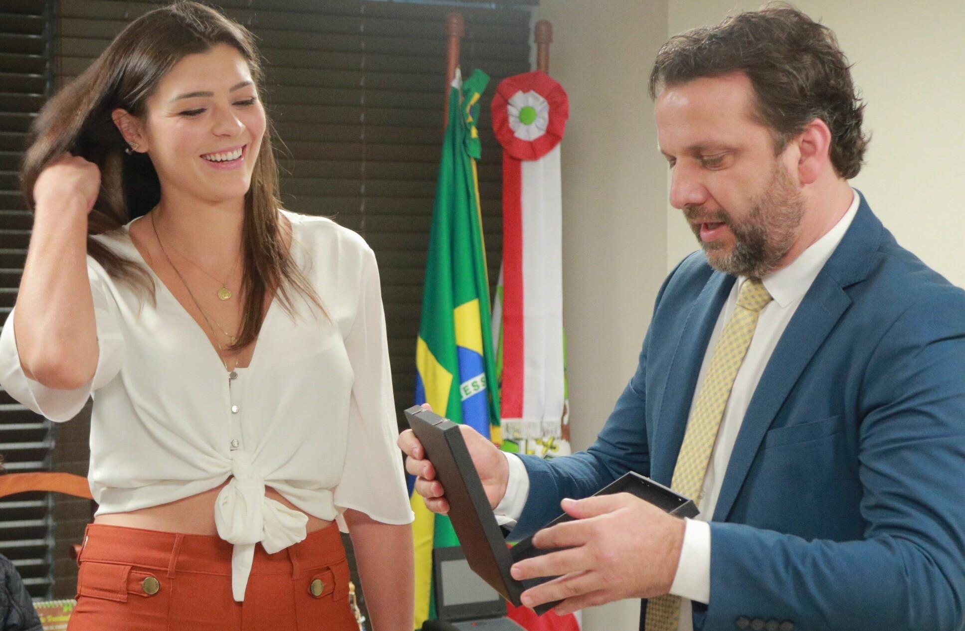 A jogadora de vôlei Rosamaria e o deputado Jerry Comper. FOTO: Divulgação