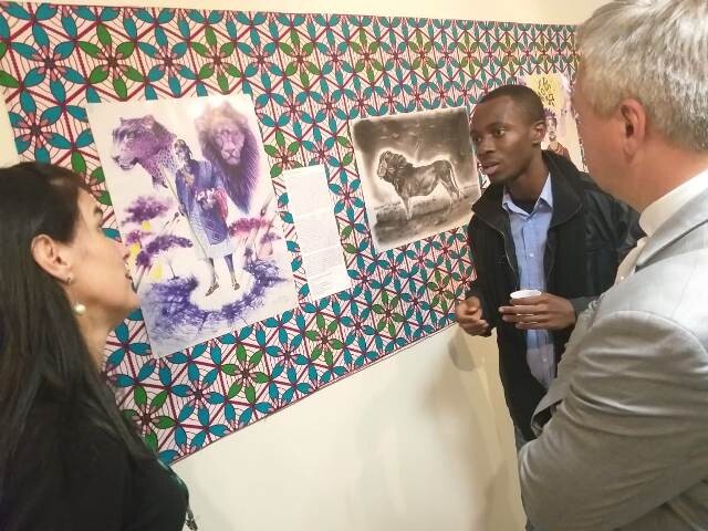 Fabiano da Luz e representante do governo prestigiam artista congolês