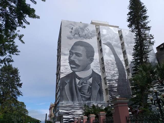 Desde o começo de junho, esta obra do artista Rodrigo Rizo chama a atenção na paisagem do Centro de Florianópolis. Foto: Maurício Santos