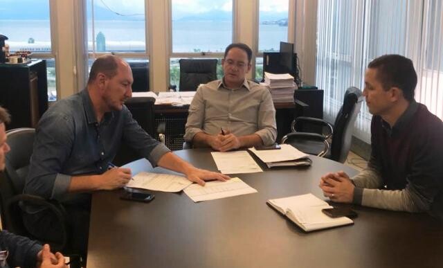 Nadal se reuniu com o secretário de Estado da Educação, Natalino Uggioni, para buscar melhorias para as escolas do Oeste. Foto: assessoria parlamentar