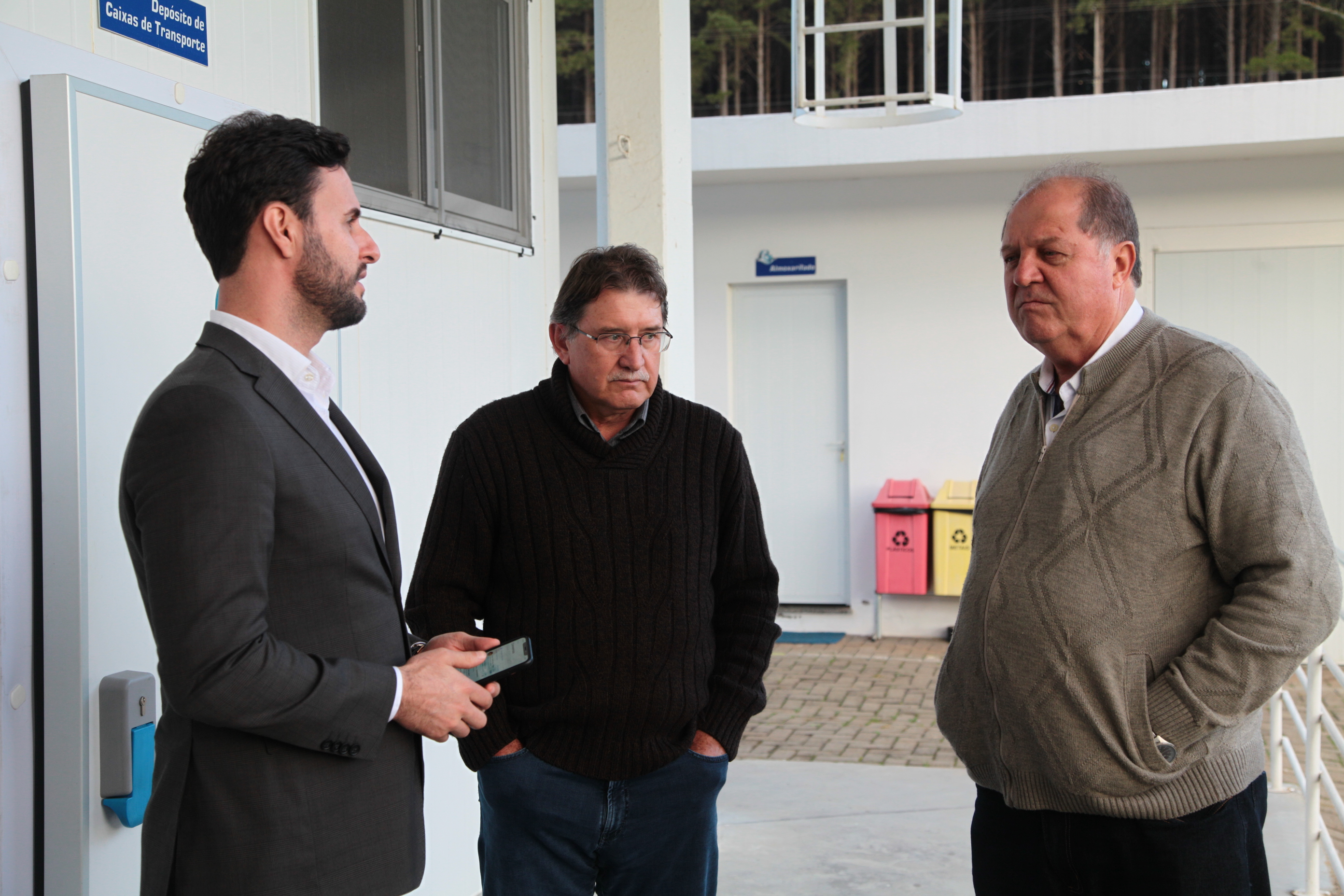 Piscicultura em Santa Catarina - Deputado Felipe Estevão (E) em conversa com Vilso Isidoro (C) e Nelson Bretta (D)