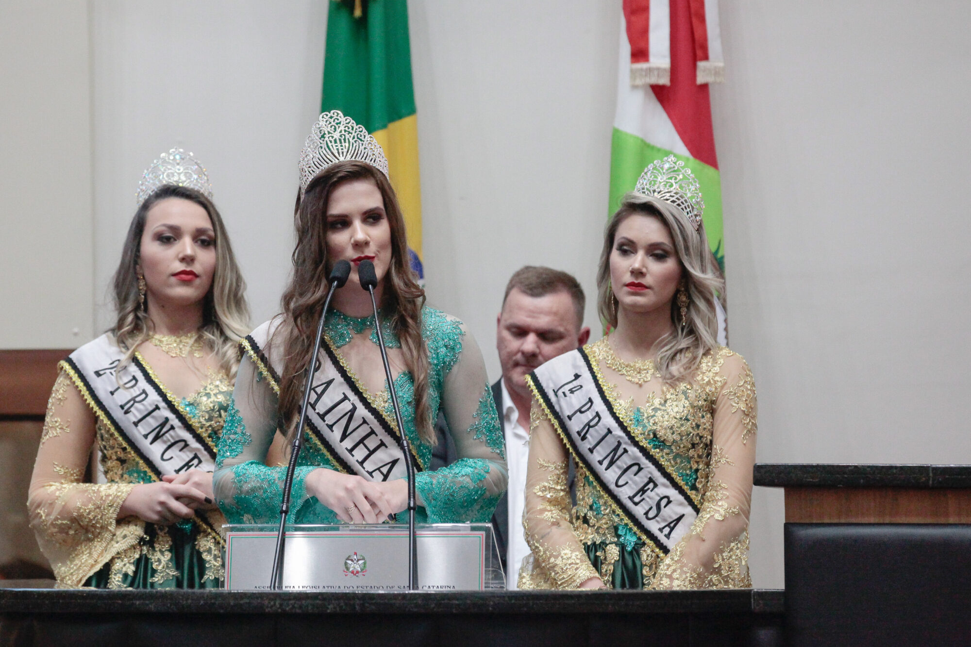 Rainha Vanessa Schwengbler e as princesas Ticiana Reis e Tainara Pohren