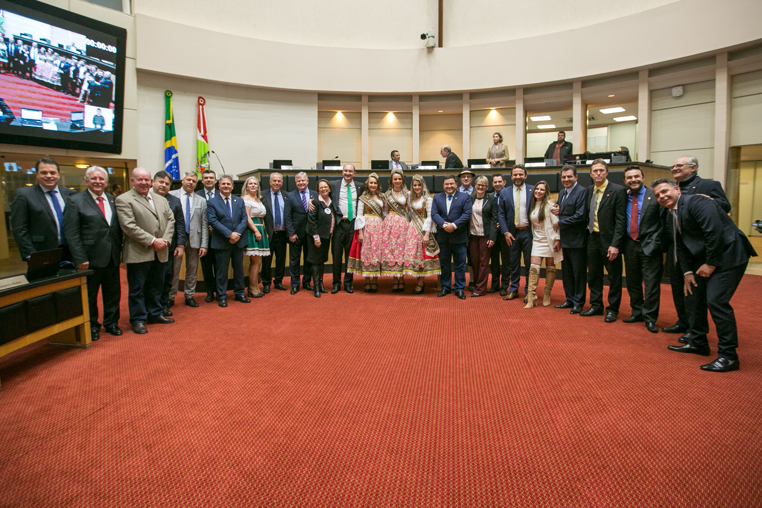 Deputados com prefeito e realeza da 41ª Oktoberfest de Itapiranga