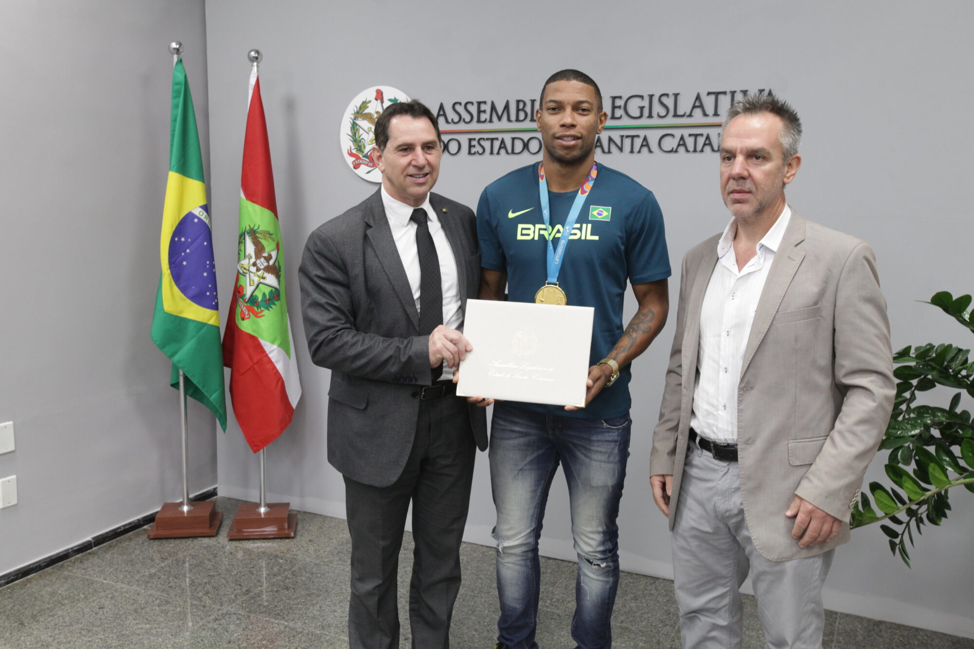Catarinenses medalhistas de ouro no Pan recebem moções de aplauso