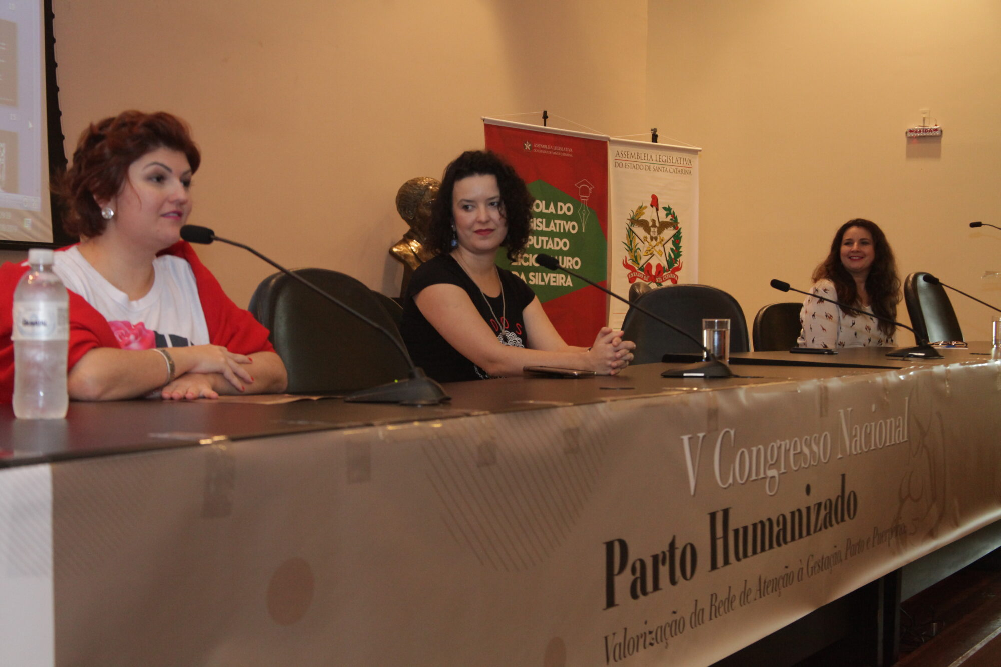 Mesa de debates com profissionais de diversas especialidades da saúde