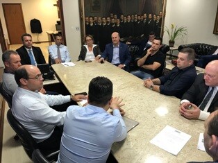 Deputado Luiz Fernando Vampiro em reunião com produtores de mandioca no gabinete da Presidência