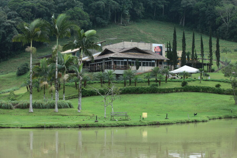 Empreendimento Schmitt Pesca e Lazer/Das Bier, em Gaspar, mantém um dos principais pesque-pagues da região, uma unidade de beneficiamento do peixe, um restaurante e uma cervejaria