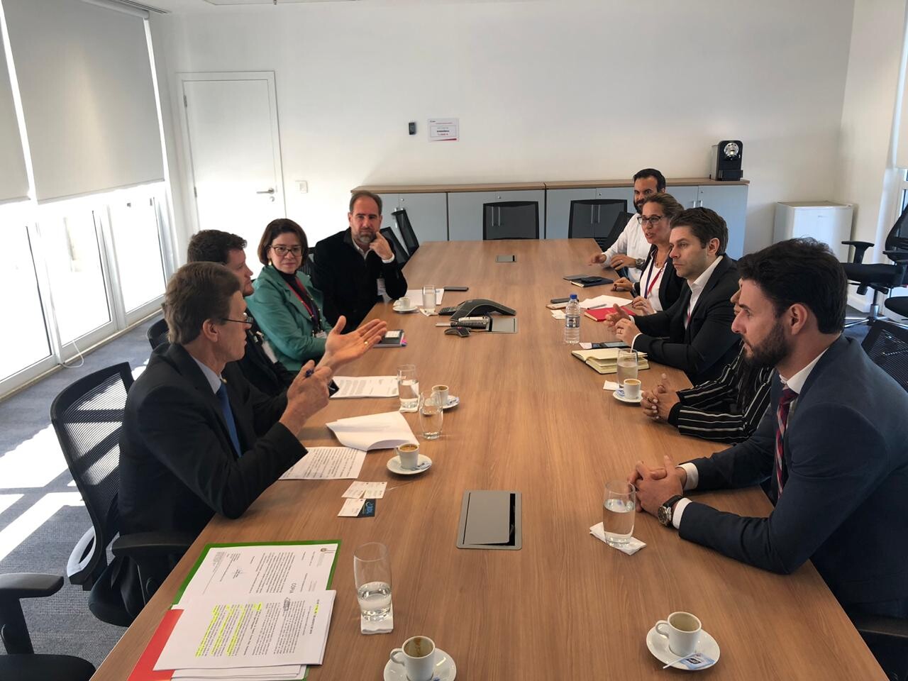 Deputado Felipe Estevão em reunião com dirigentes de companhias aéreas em São Paulo