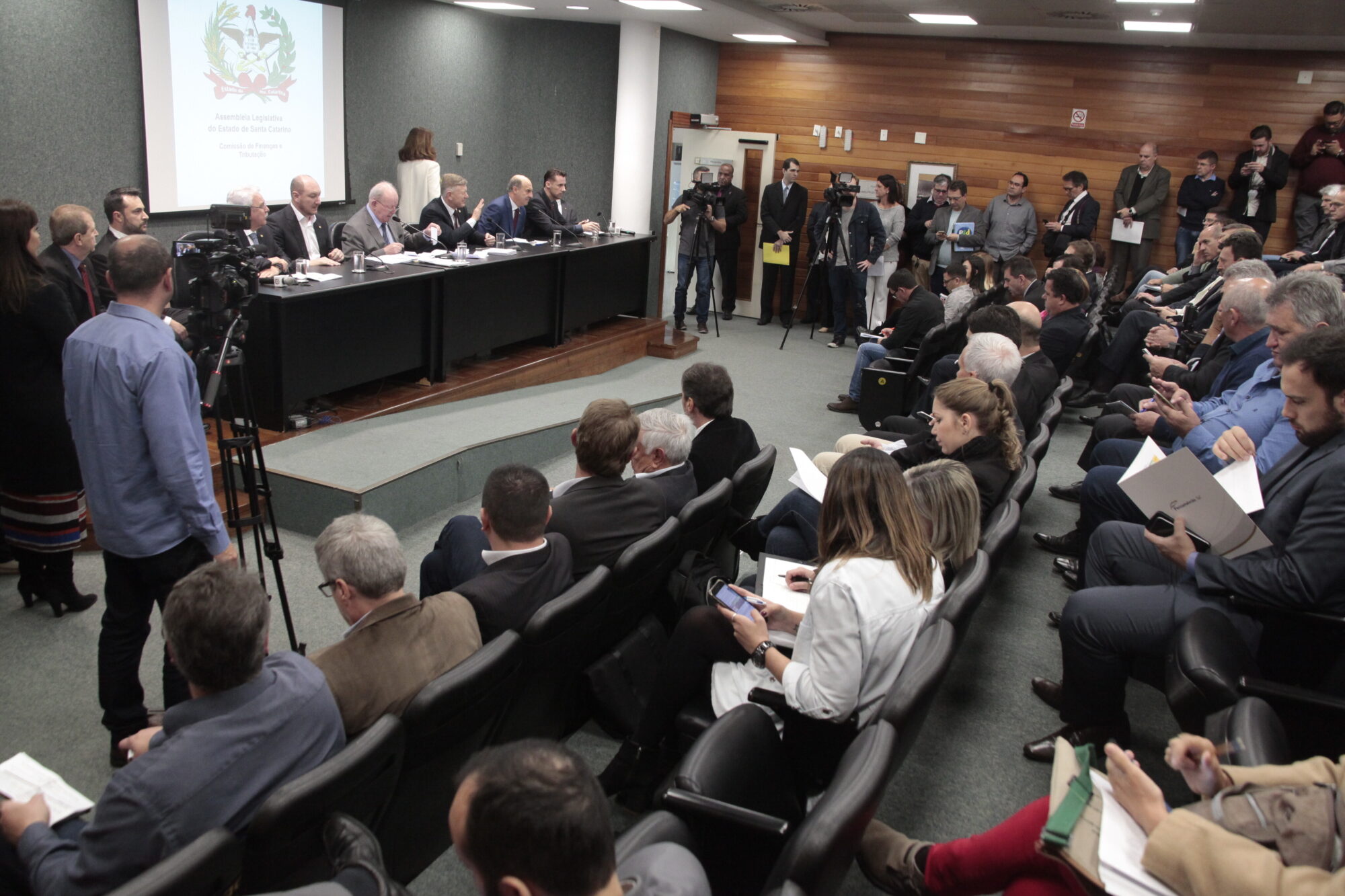 Deputados ouvem setores atingidos pelos decretos e propõem encaminhamentos