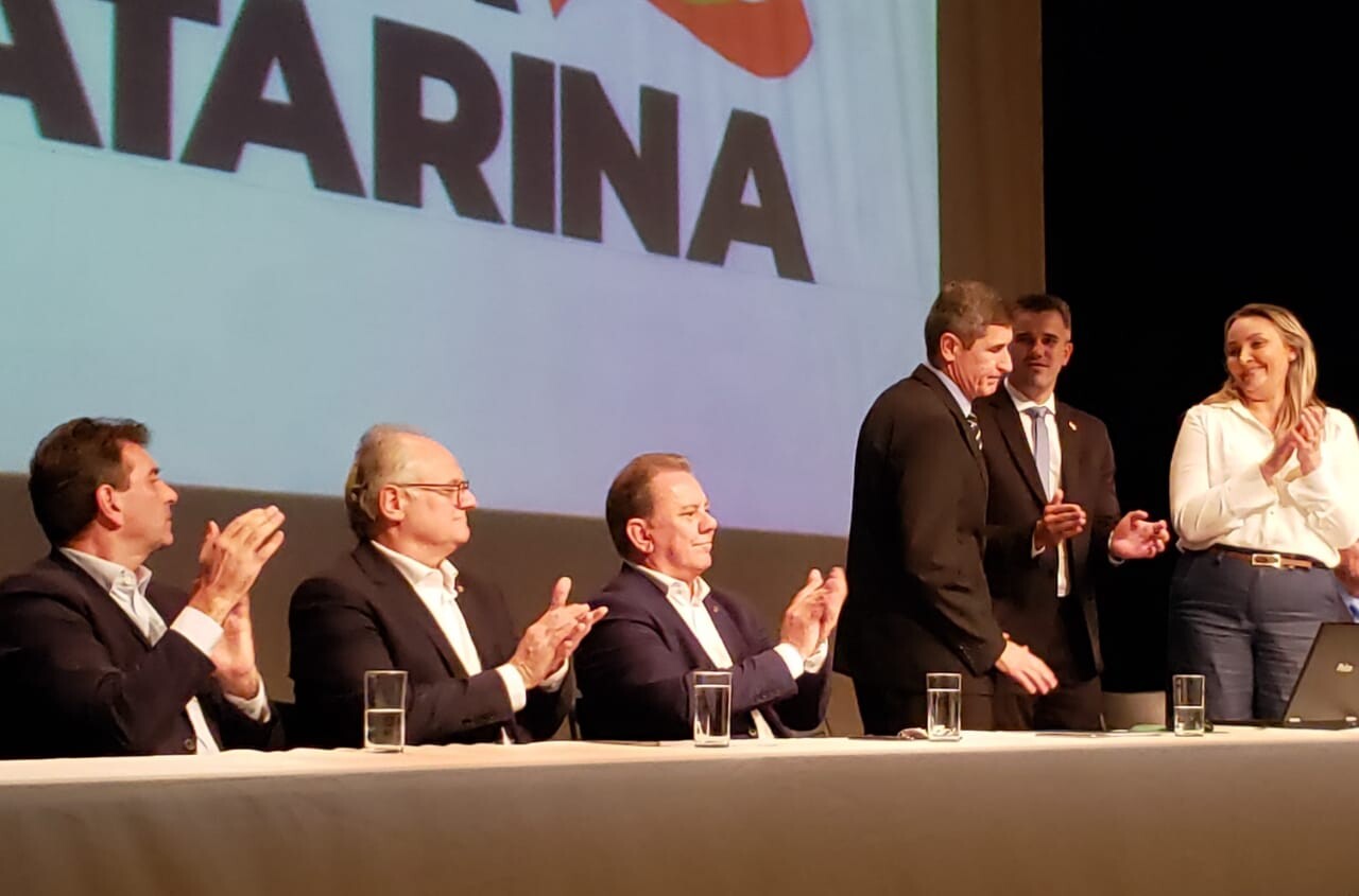 Caropreso participa da assinatura de convênios para recuperar estradas em SC
