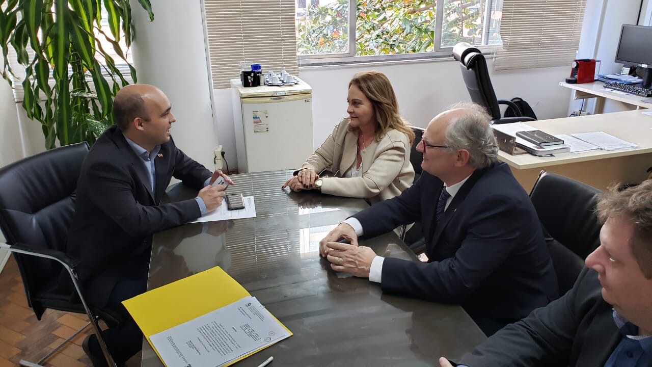 Dr. Vicente acompanha prefeita de Pomerode em audiência com secretário da Administração