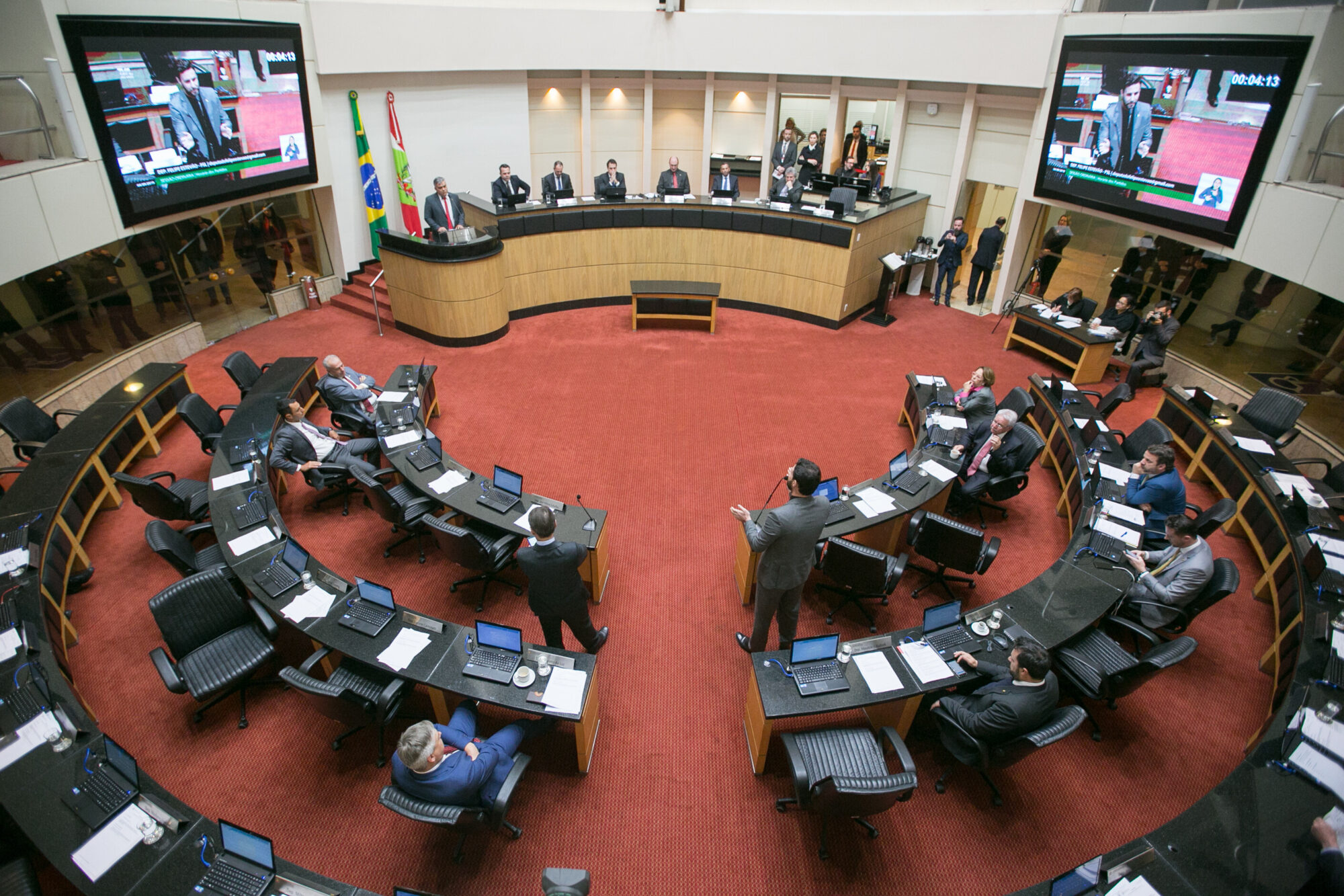 Postagem em rede social provoca polêmica em plenário