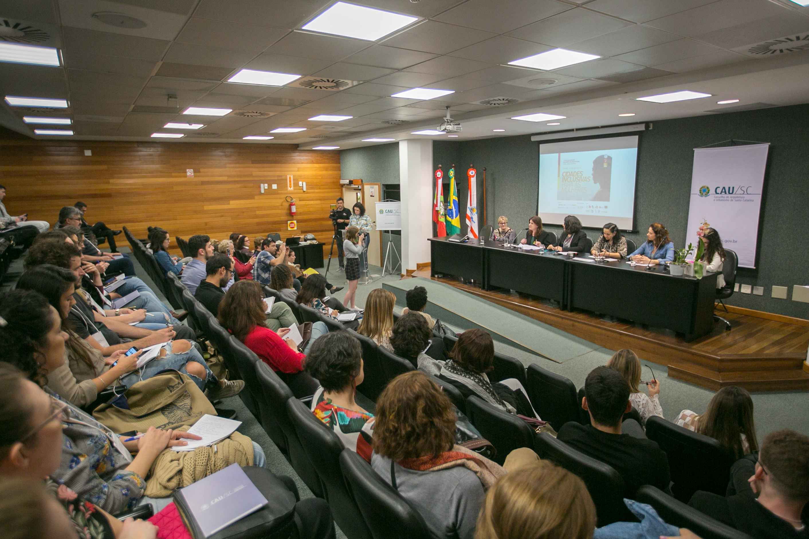 DEBATE – As mulheres na arquitetura e a produção de cidades mais inclusivas para mulheres