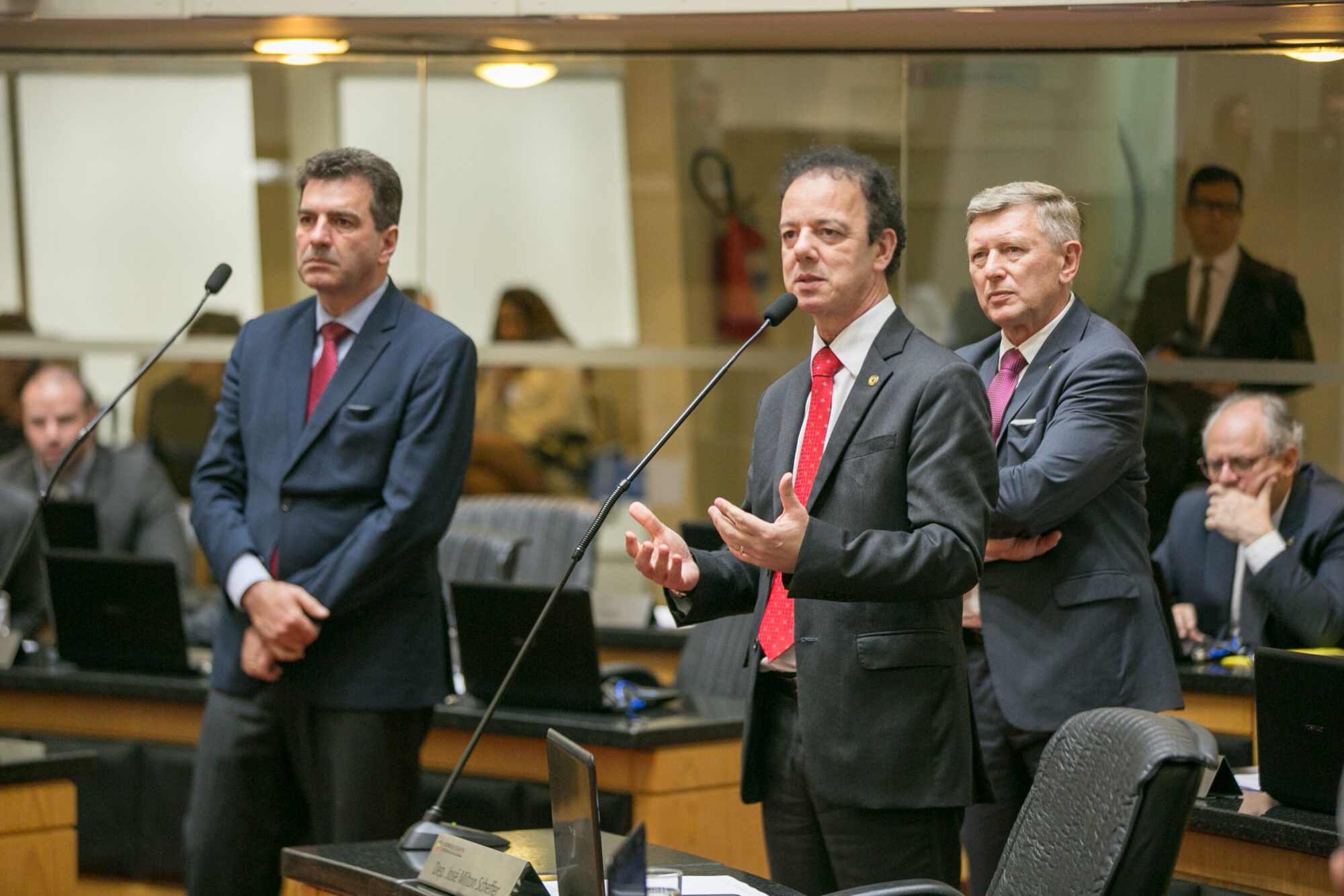 Deputados criticam livro, elogiam policiais e cobram posse de reitor