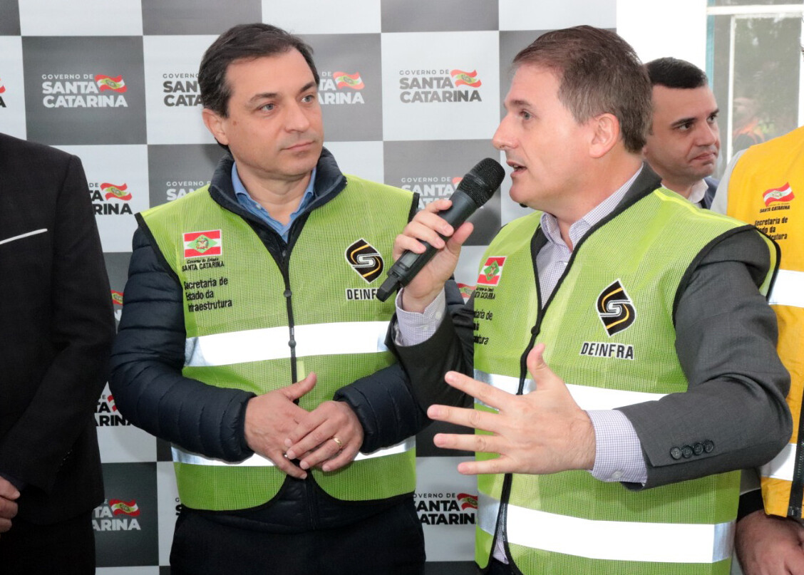 Deputado Altair Silva e governador Carlos Moisés na assinatura da ordem de serviço