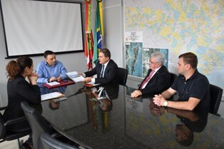 Deputado Altair Silva e outros parlamentares da Bancada do Oeste em reunião na Secretaria de Estado da Saúde