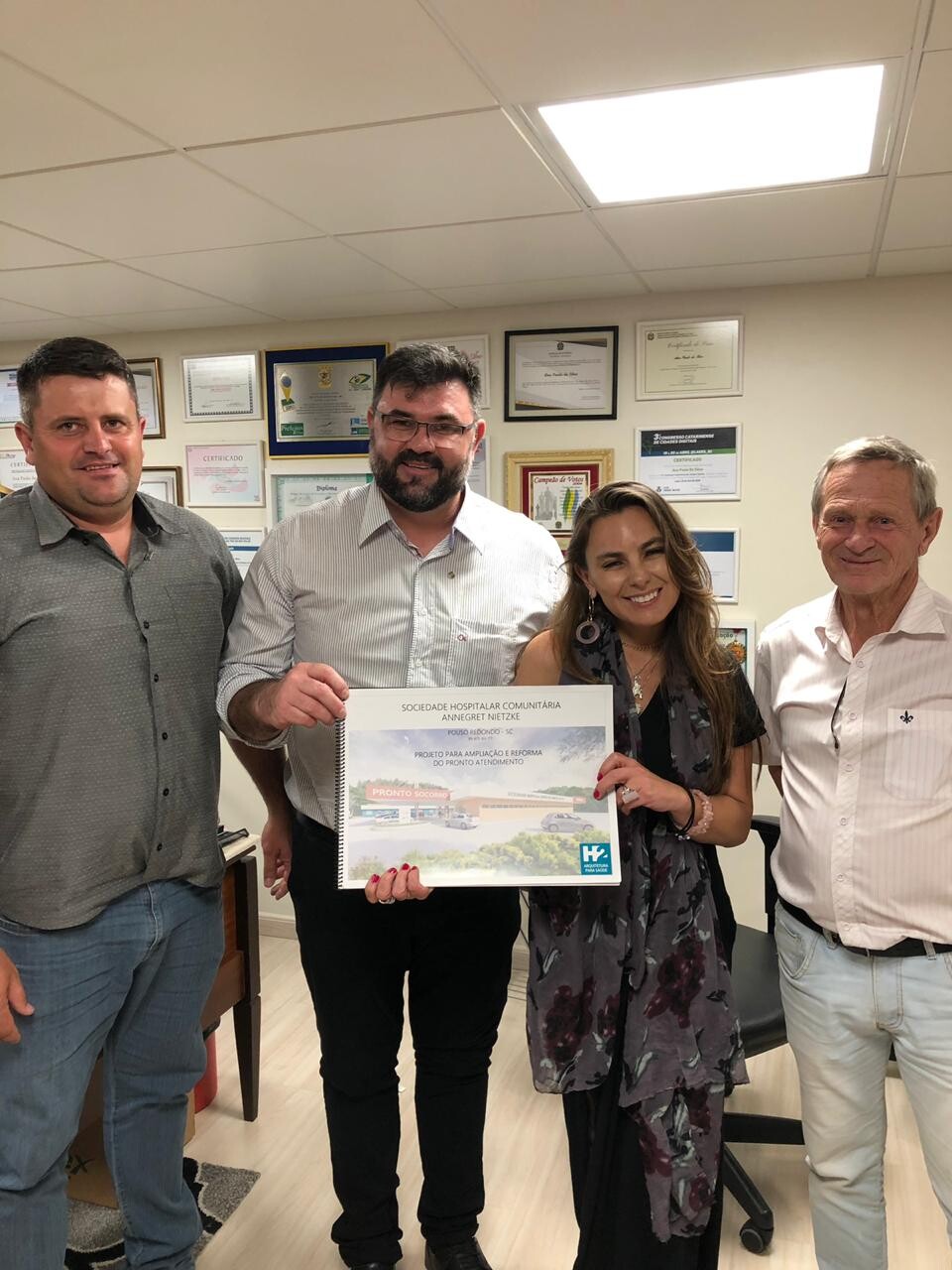 Paulinha se compromete a buscar recursos para Hospital Annegret Neitzke