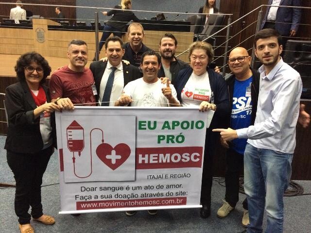 Deputados Coronel Mocellin (PSL) e Maurício Eskudlark (PL) com representantes do Movimento Pró-Hemosc Itajaí e Região. Foto: assessoria parlamentar.