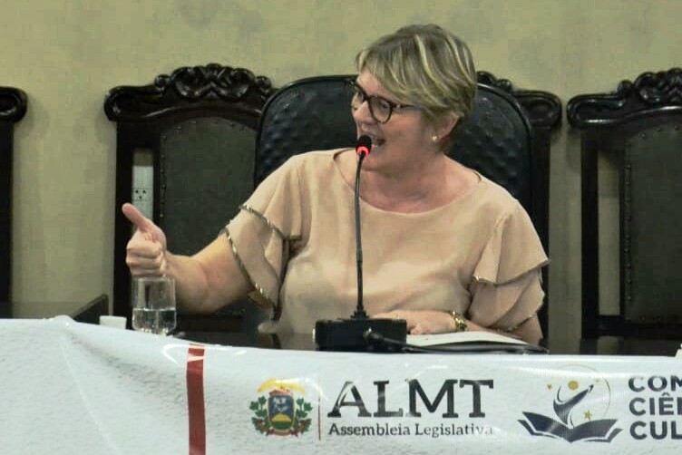 Luciane Carminatti debate financiamento da educação nacional em MT