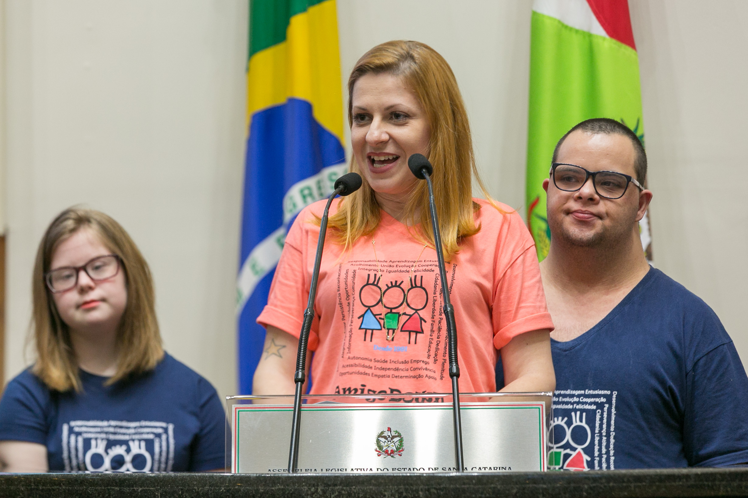 Vivian dos Santos Beuttemmüller Senra, presidente da Associação Amigo Down, Maria Eduarda Lehmkuhl e Ilson Tavares