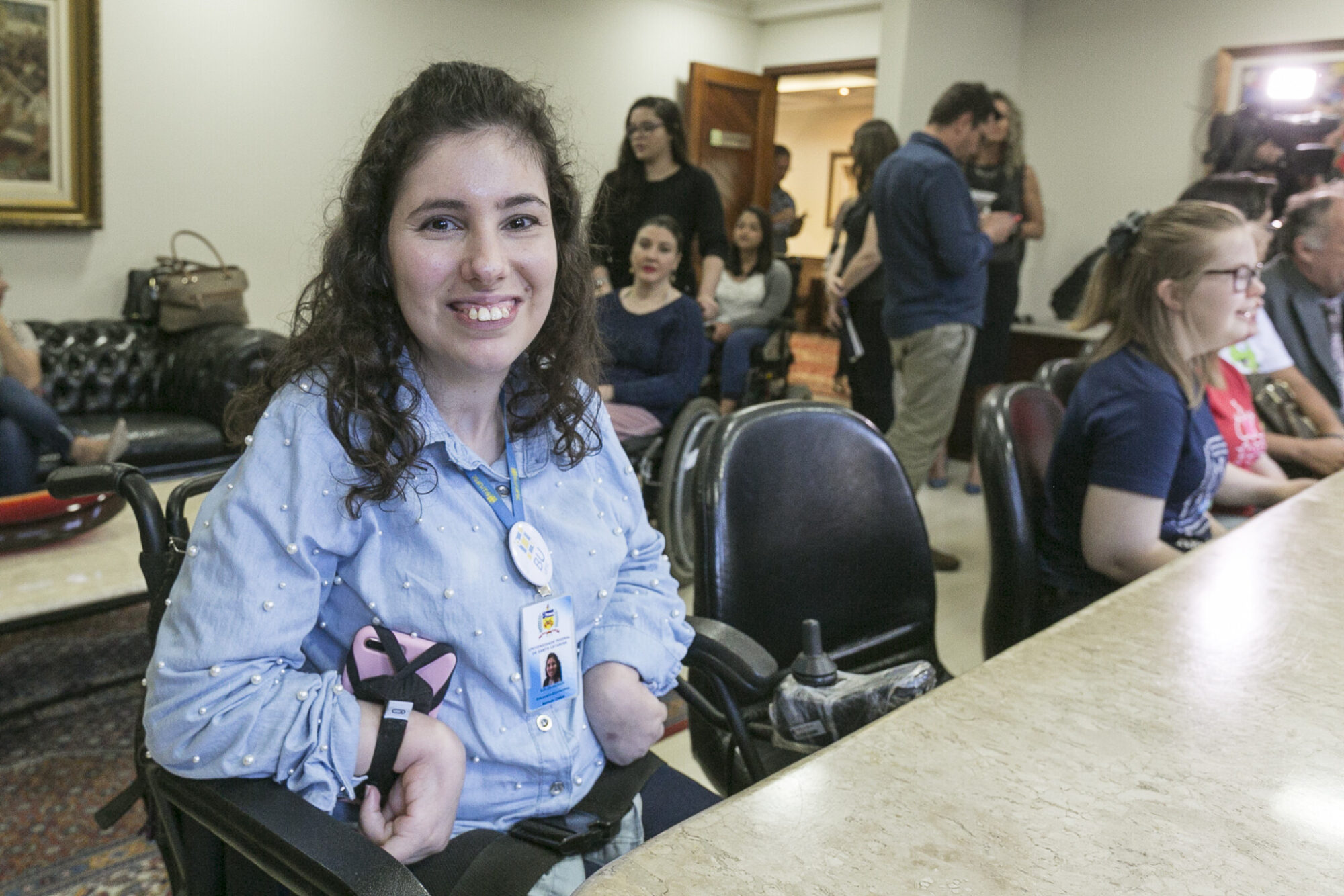 Suélen Andrade, primeira estagiária do programa Alesc Inclusiva