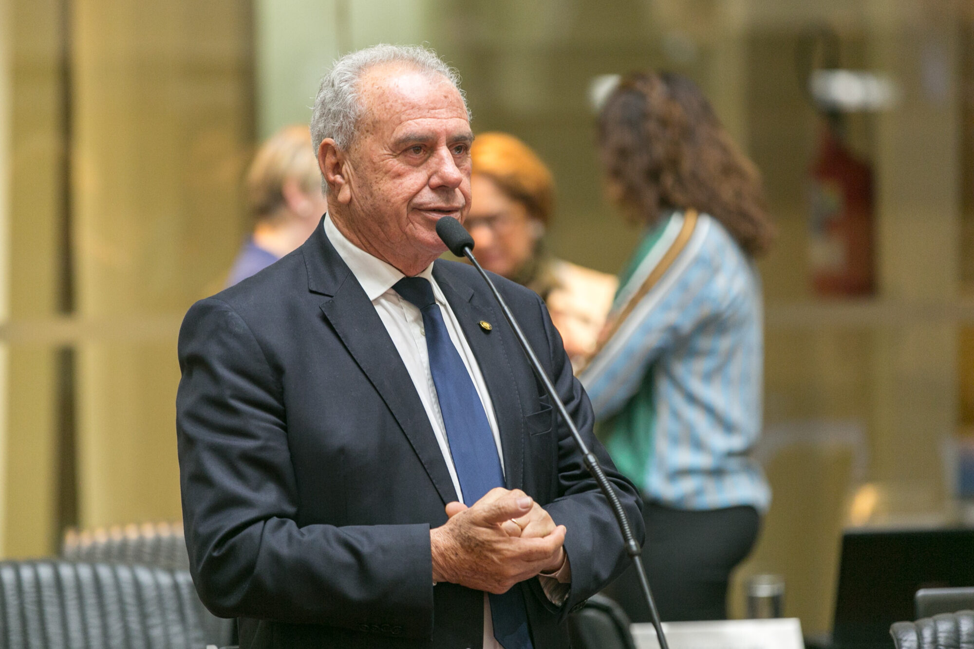 Lei permite contratar PMs e bombeiros da reserva para segurança nos municípios