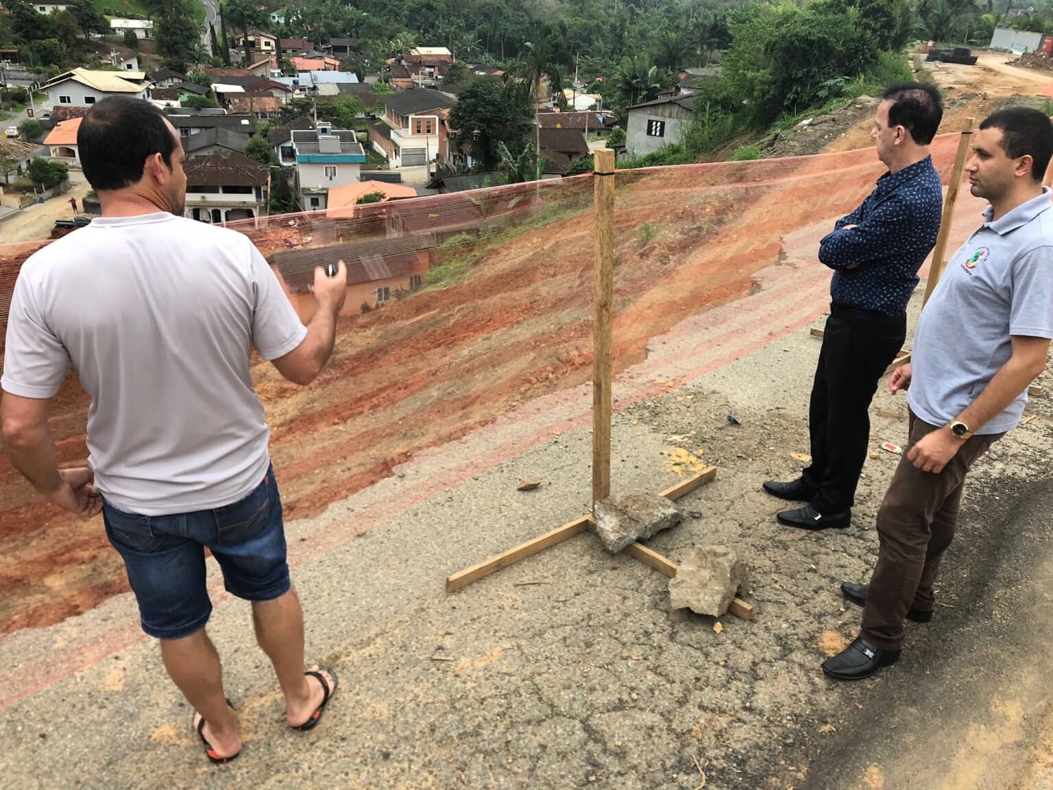 Deputado Ismael dos Santos acompanha as obras da SC-108