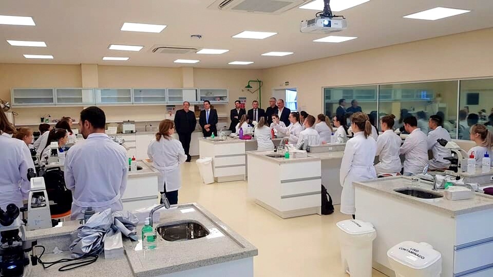 Em Caçador, Rodrigo Minotto conhece estrutura da Uniarp