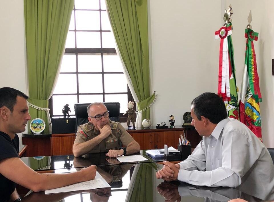 Deputado João Amin em reunião no comando da PM
