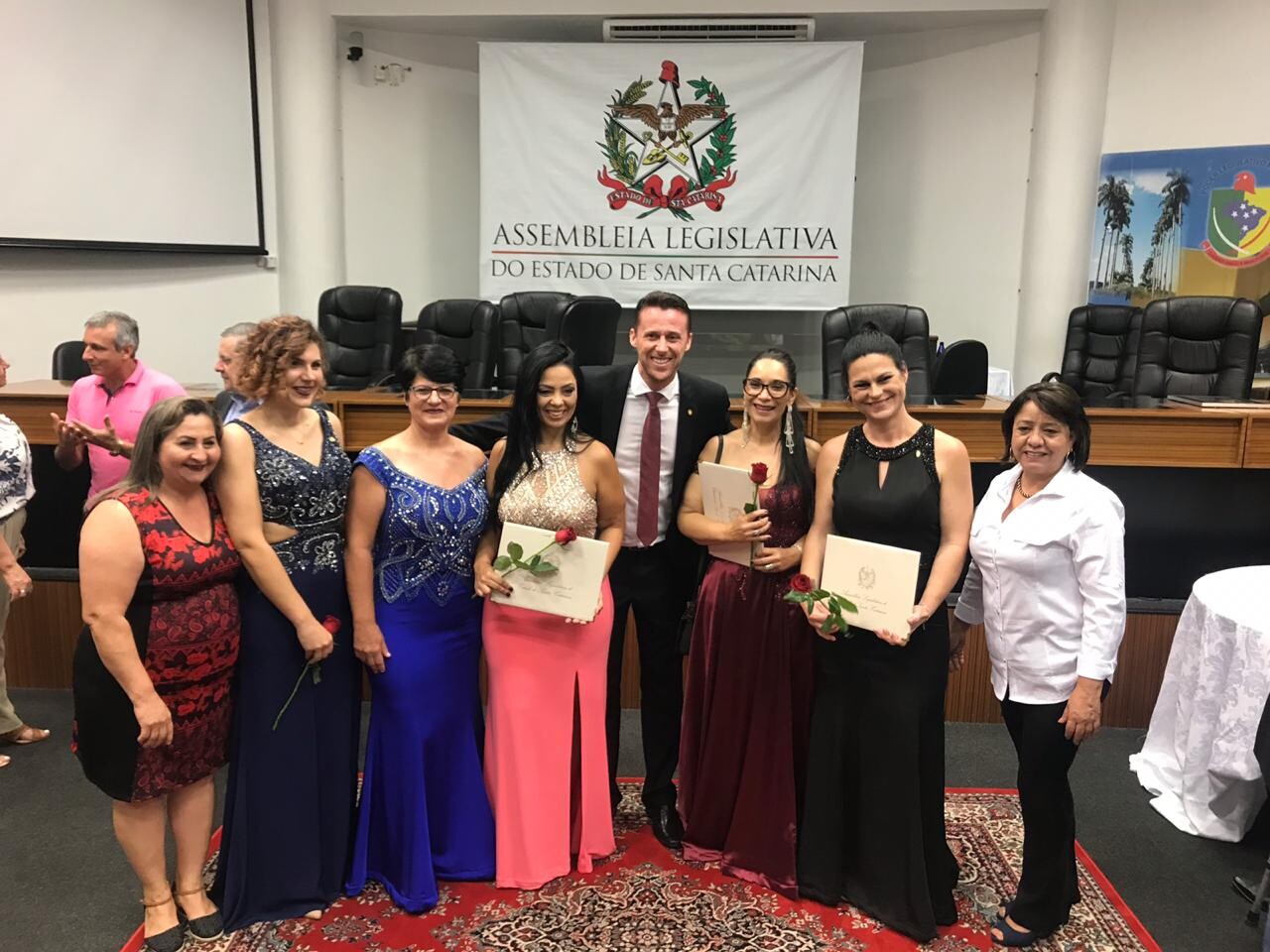 Deputado Fernando Krelling com pacientes que fizeram cirurgia bariátrica pelo SUS em Joinville FOTO: Divulgação