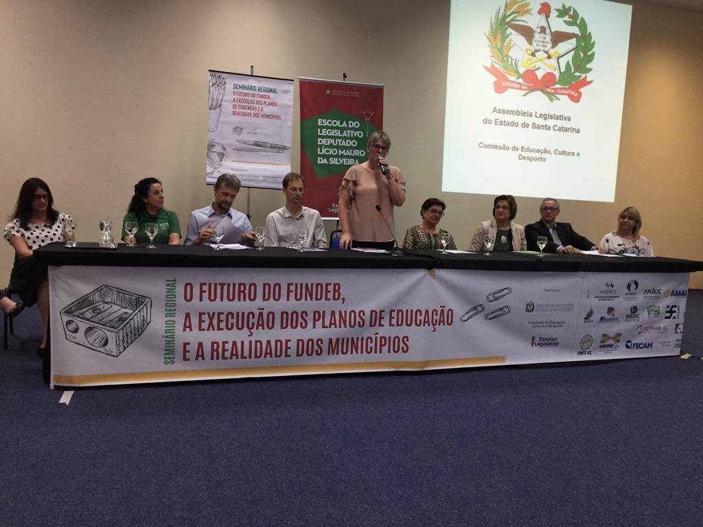 Chapecó debate futuro do Fundeb e execução dos planos de educação