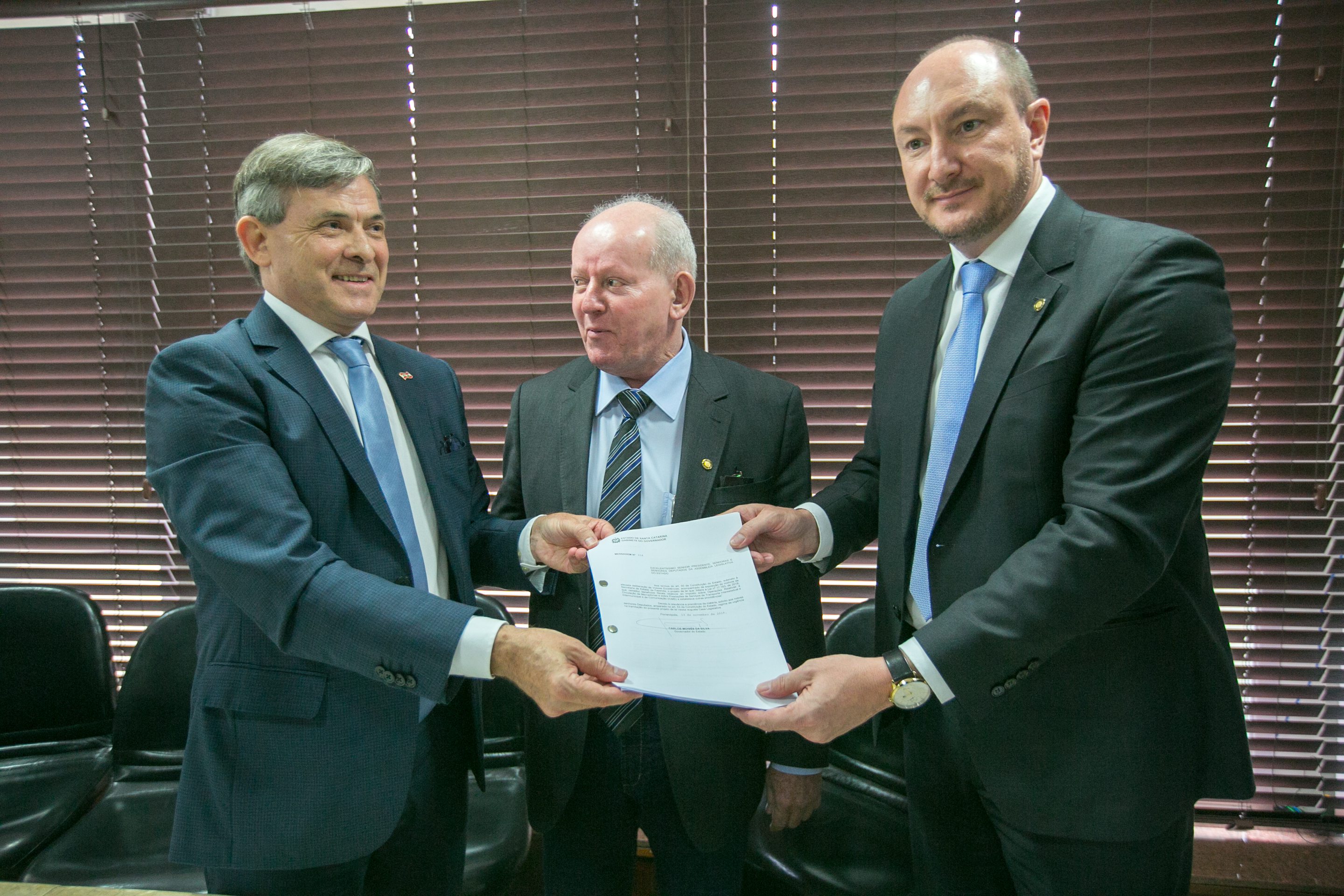 Secretário da Fazenda, Paulo Eli, Deputado Marcos Vieira (PSDB) e Presidente em exercício da Alesc, Deputado Mauro de Nadal (MDB)
