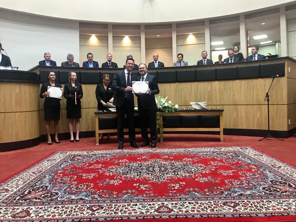 Valdicir Kortmann recebendo a Comenda do Legislativo das mãos do deputado estadual Fernando Krelling