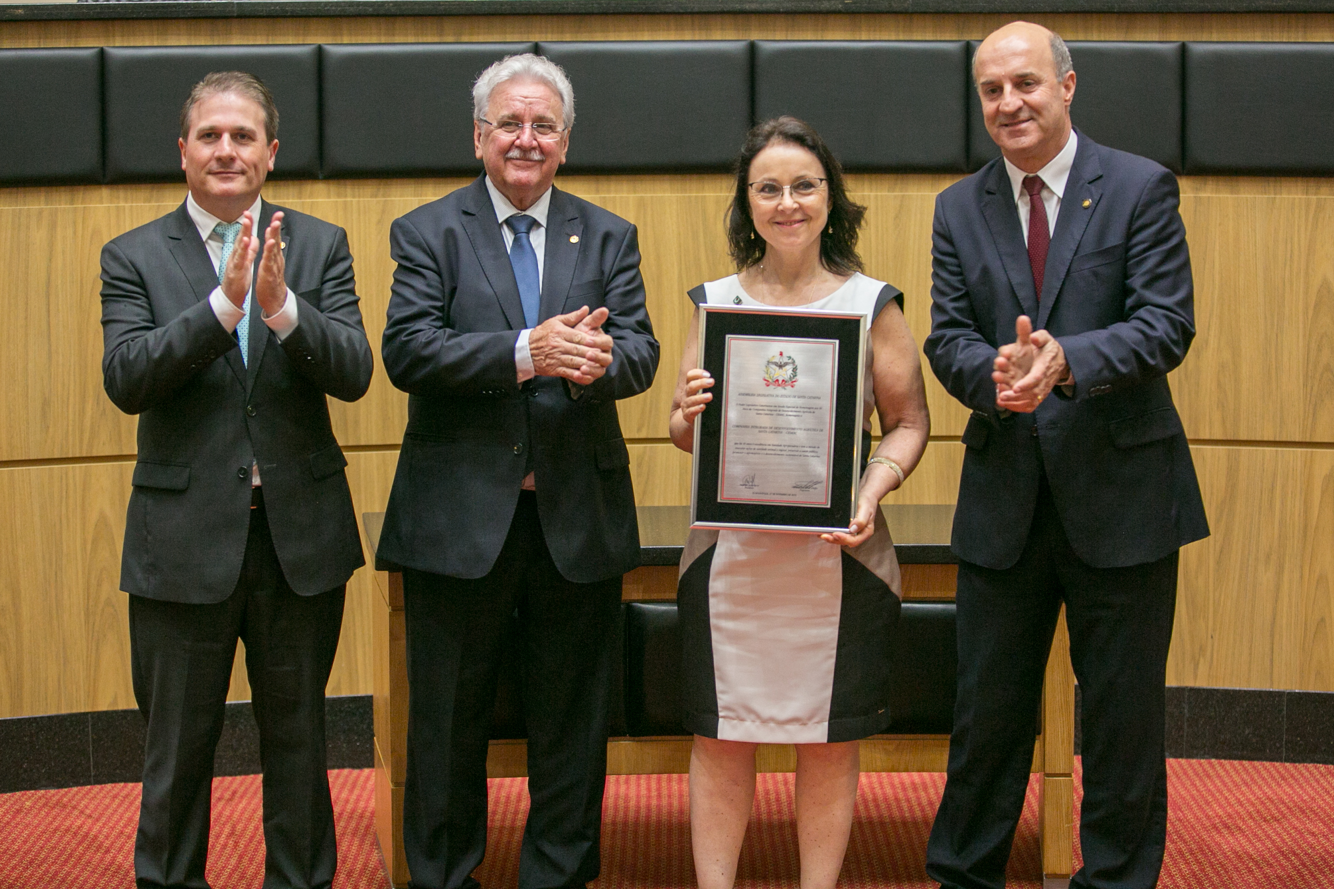 Deputados entregam homenagem à presidente da Cidasc, Luciane de Cassia Surdi